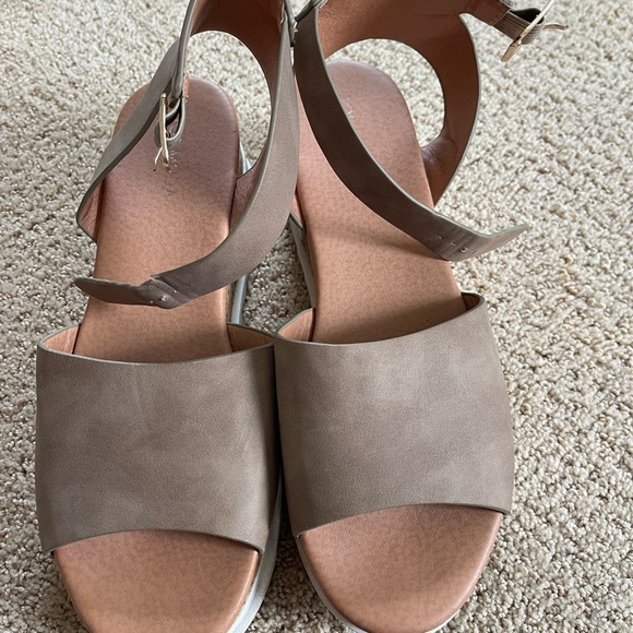 Women's Tan Platform Sandals - Picture 8 of 8